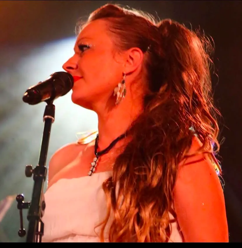 Carine Oscillante au chant